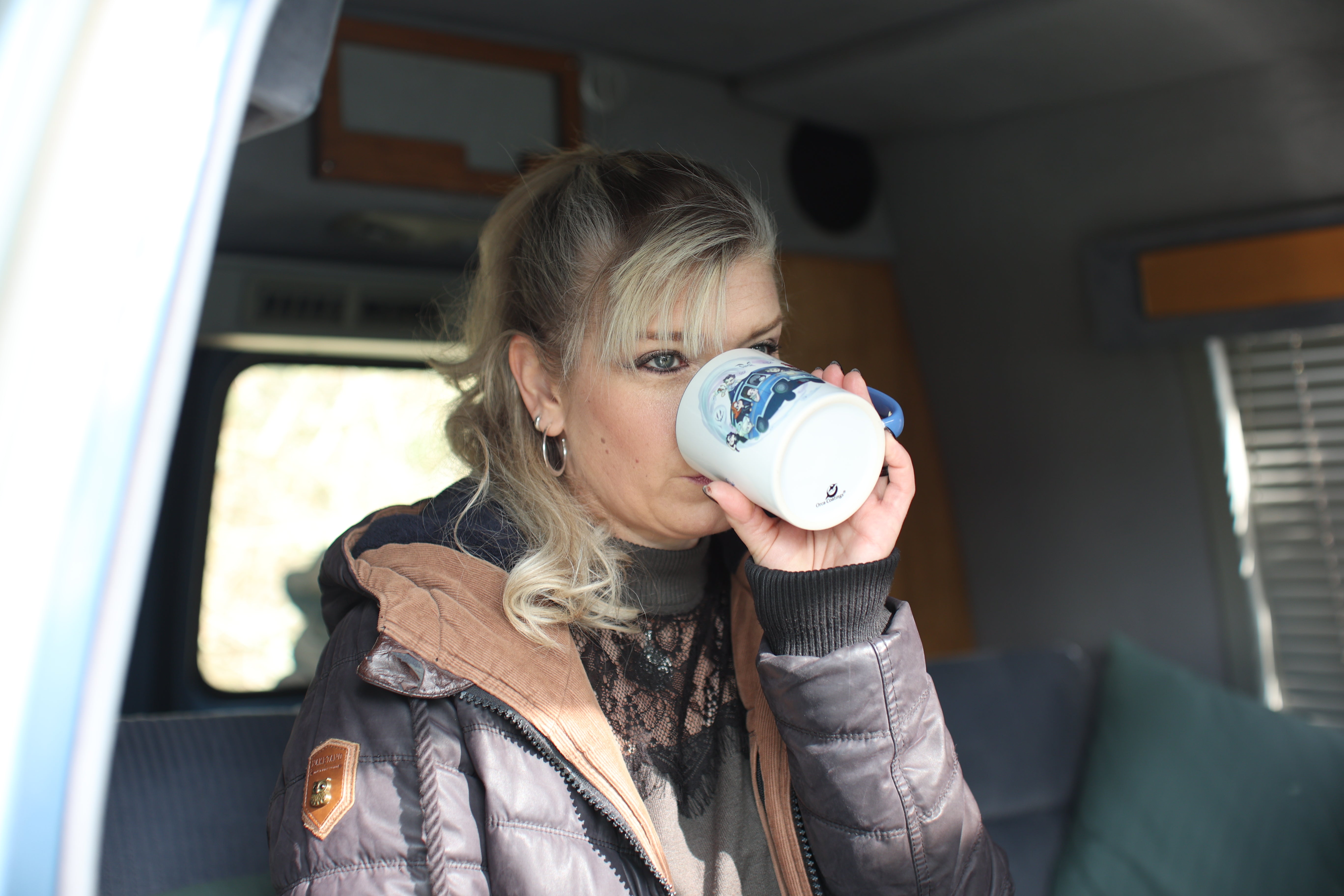 Keramiktasse – Motiv "Geisterakten-Team im Jet 01"
