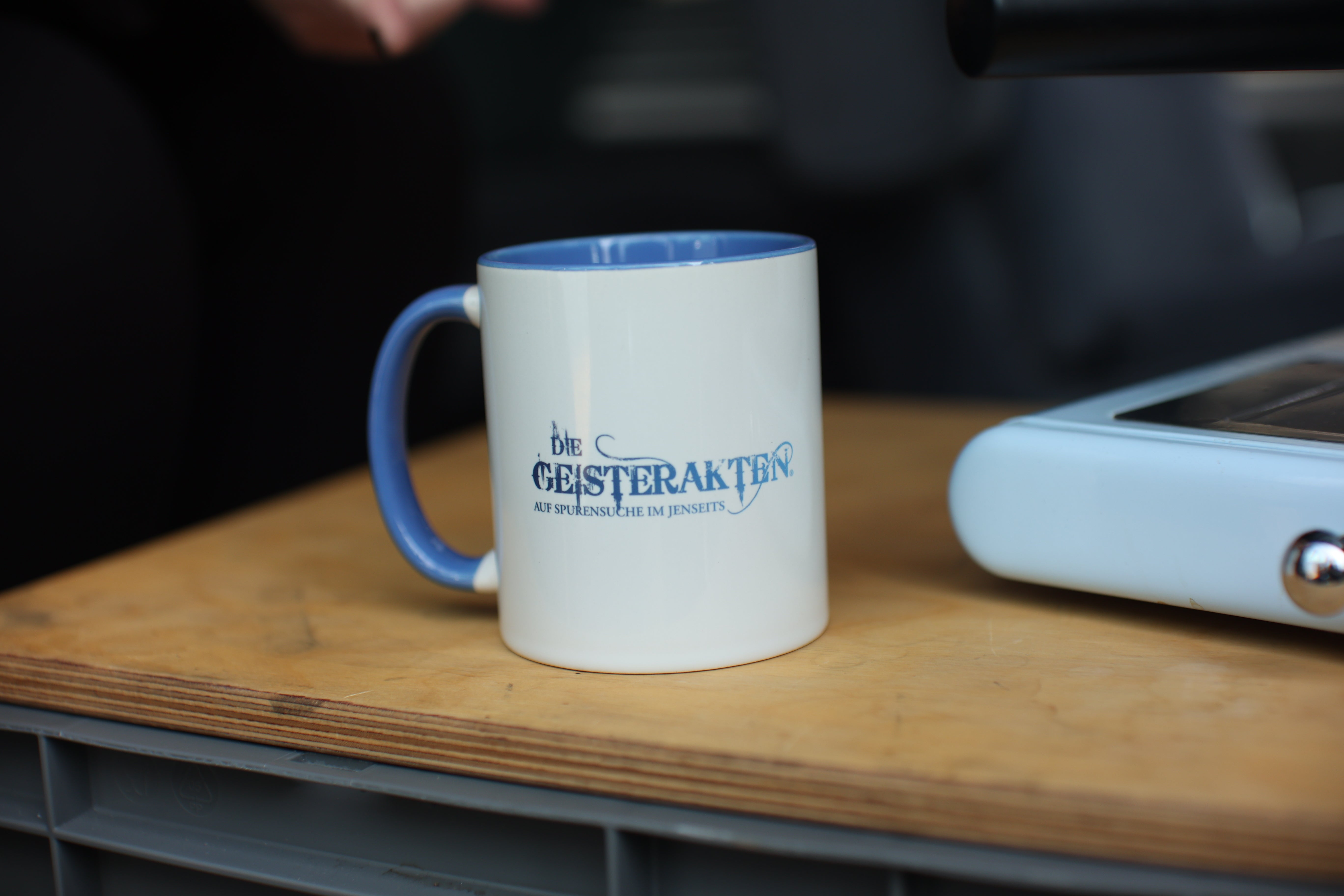 Keramiktasse – Motiv "Geisterakten-Team im Jet 01"