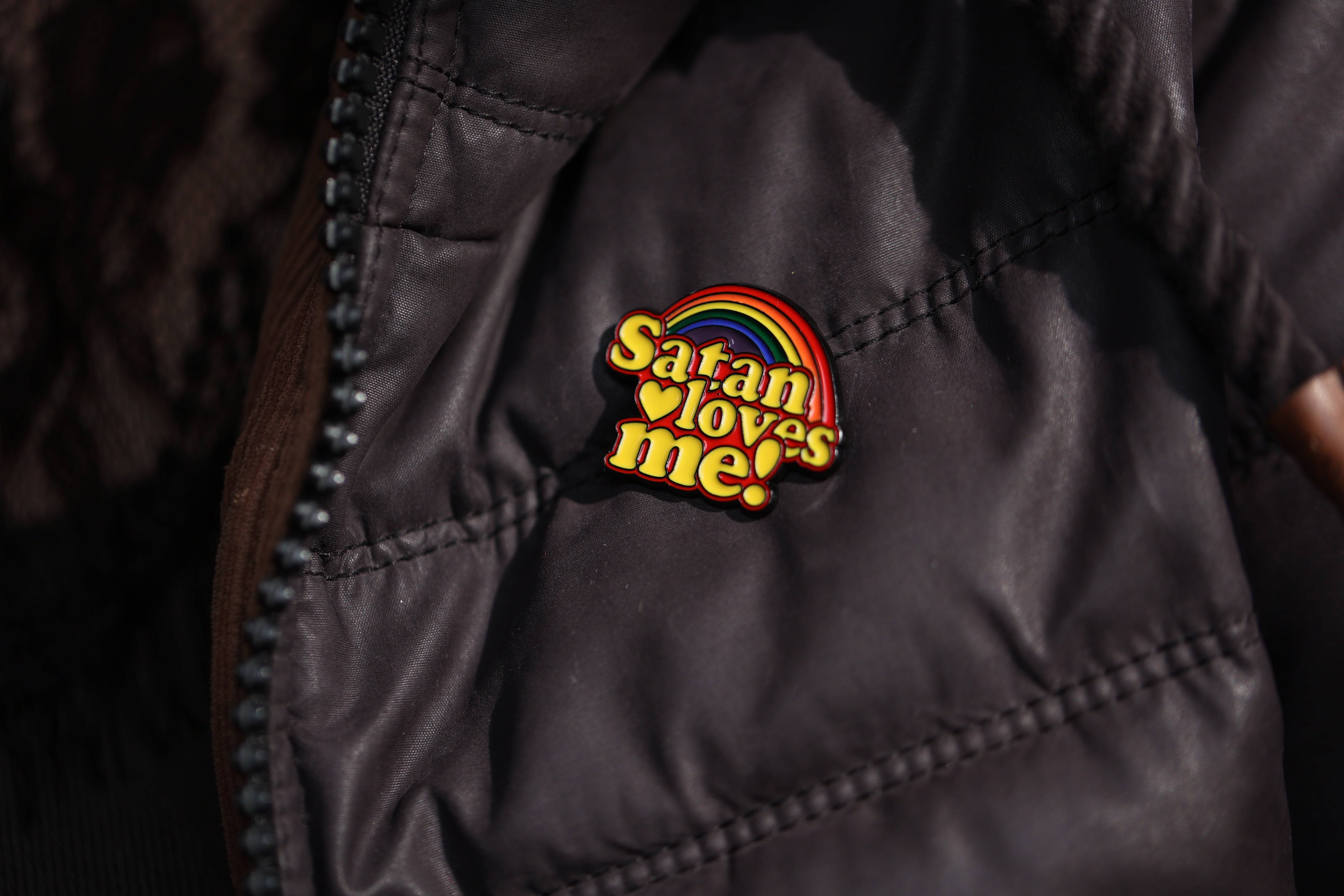 Regenbogen-Anstecknadel "Satan loves me!"