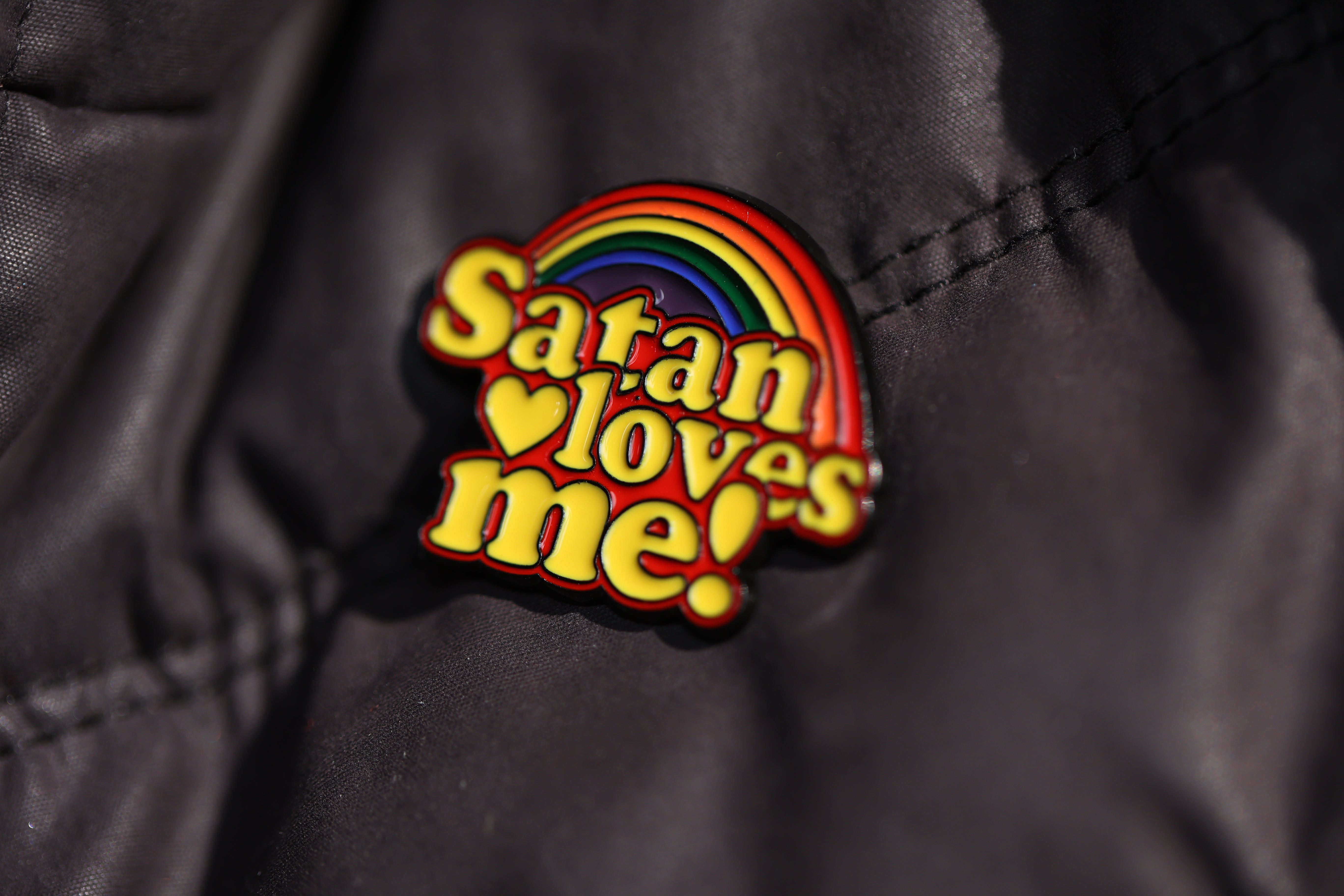 Regenbogen-Anstecknadel "Satan loves me!"