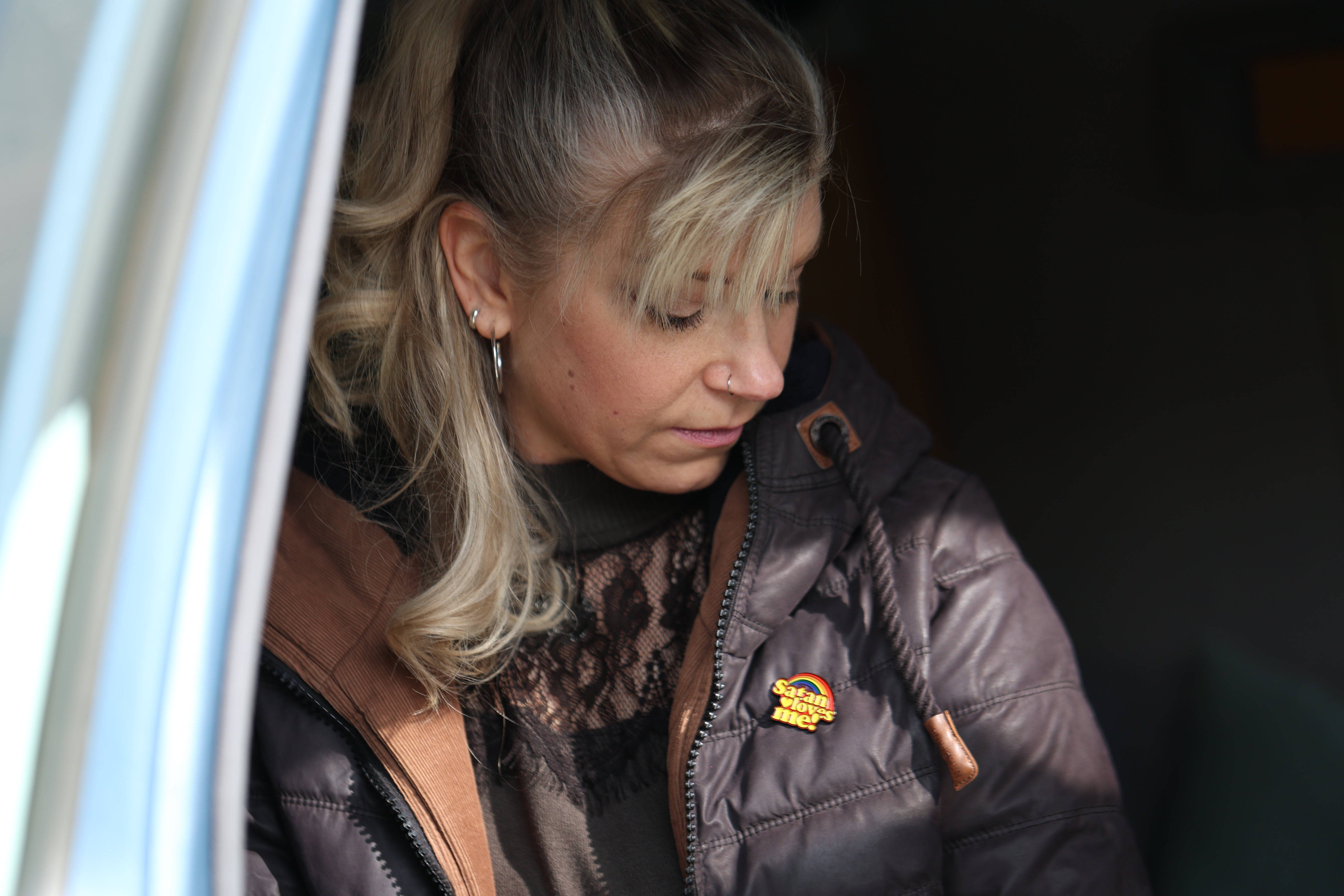 Regenbogen-Anstecknadel "Satan loves me!"