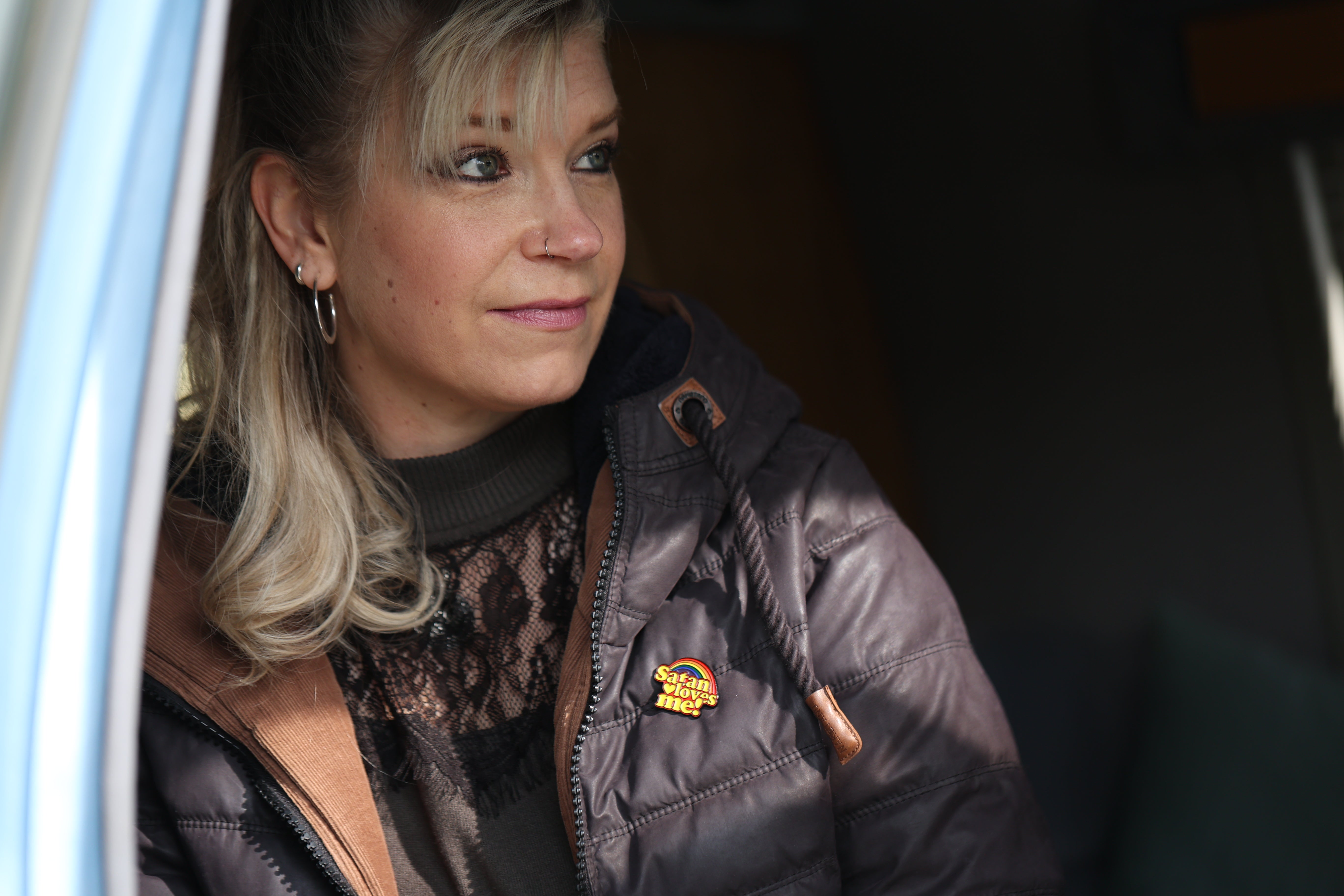 Regenbogen-Anstecknadel "Satan loves me!"