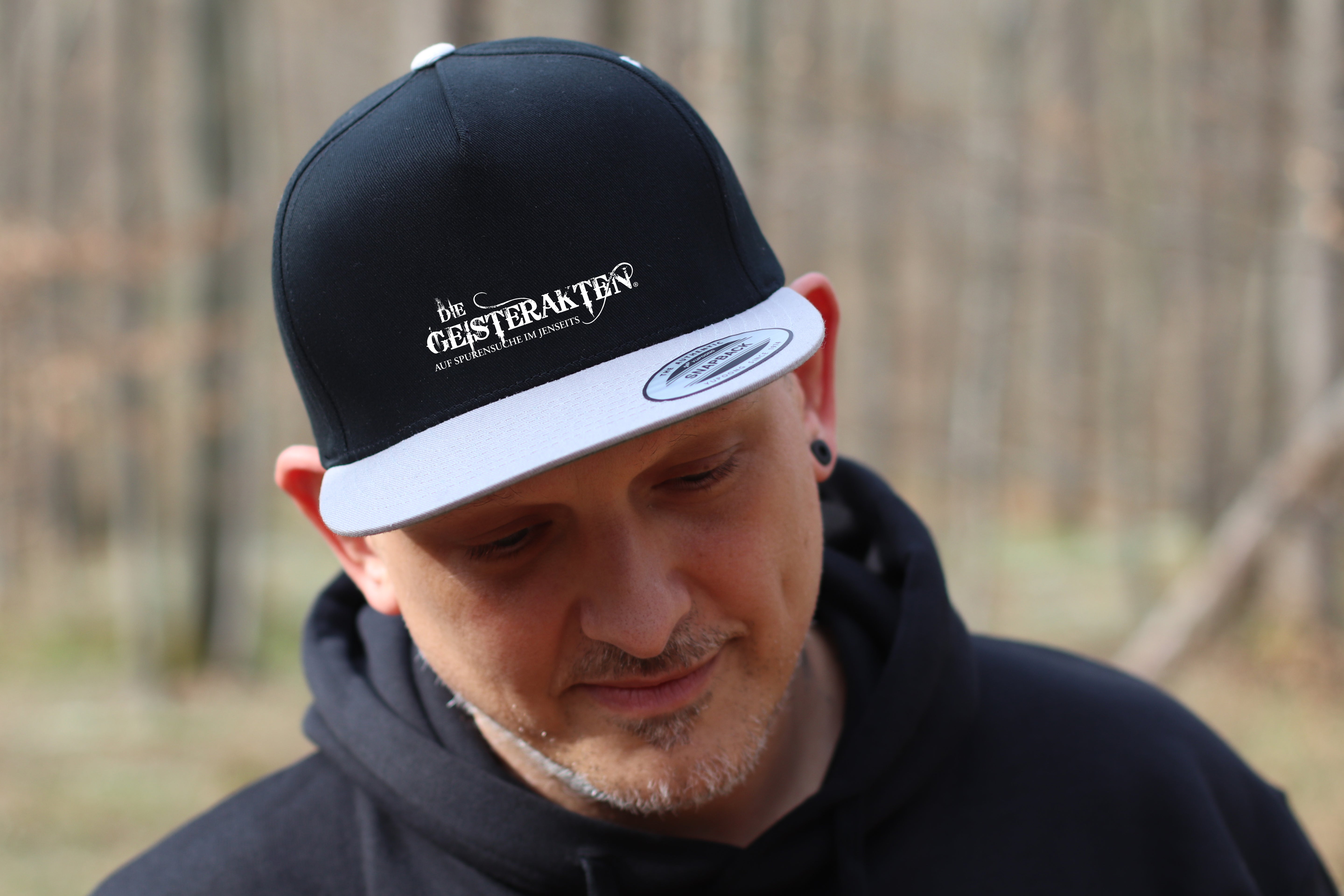 Snapback-Cap – Motiv "Geisterakten" (one-size)