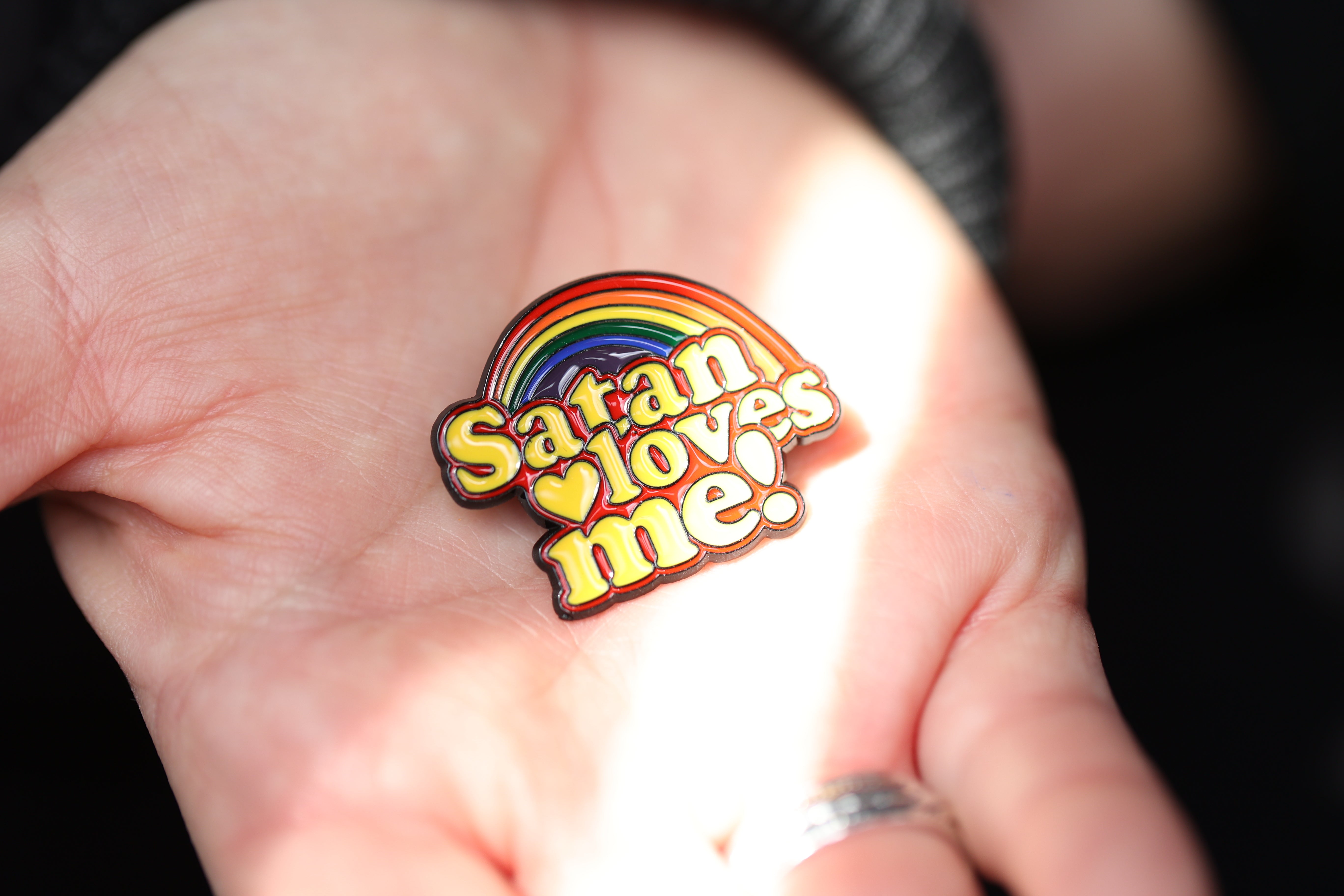 Regenbogen-Anstecknadel "Satan loves me!"