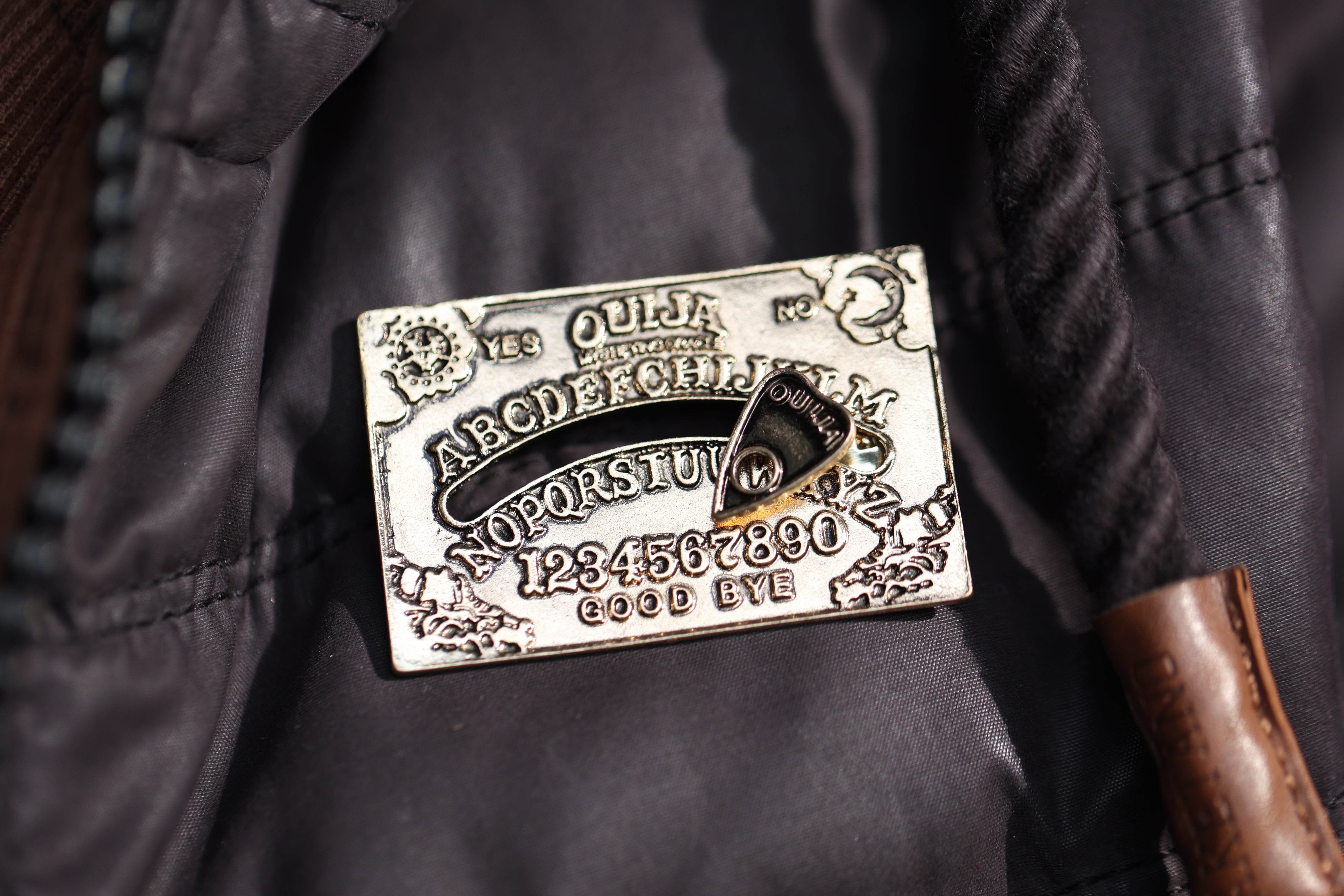 Anstecknadel "Ouija-Board"